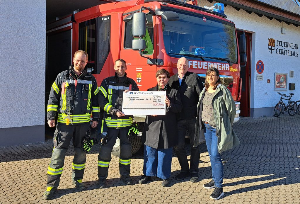 Spendenübergabe der Freiwilligen Feuerwehr Möttingen an die Nachbarschaftshilfe Möttingen & Mönchsdeggingen e. V.